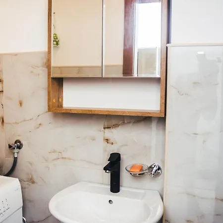 Aparment Theatre * Ni